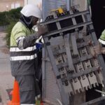 Un operario de Endesa realiza trabajos de cambio de cuadro BT de la red de distribución.