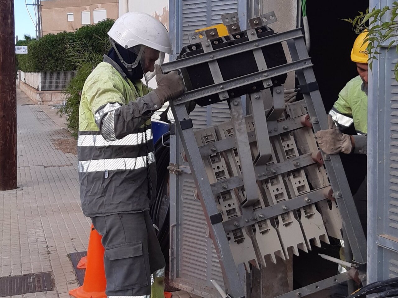 Un operario de Endesa realiza trabajos de cambio de cuadro BT de la red de distribución.