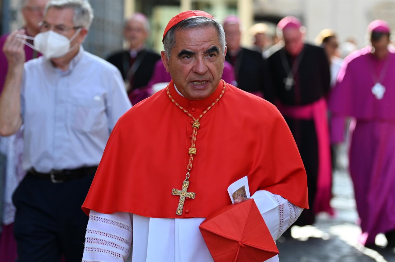 El cardenal Angelo Becciu en una fotografía de archivo