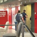 V&iacute;deo de la UCO en Ferraz: con maletines y mochilas, los agentes acceden sin titubeos a la sede del PSOE