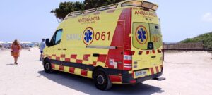 Ambulancia de SAMU 061 en una playa de Ibiza