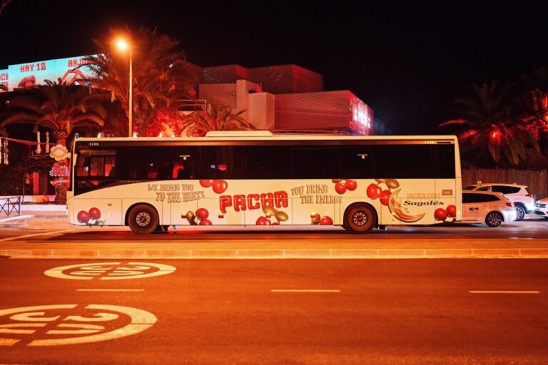 Autobus a Pacha Ibiza. Archivo