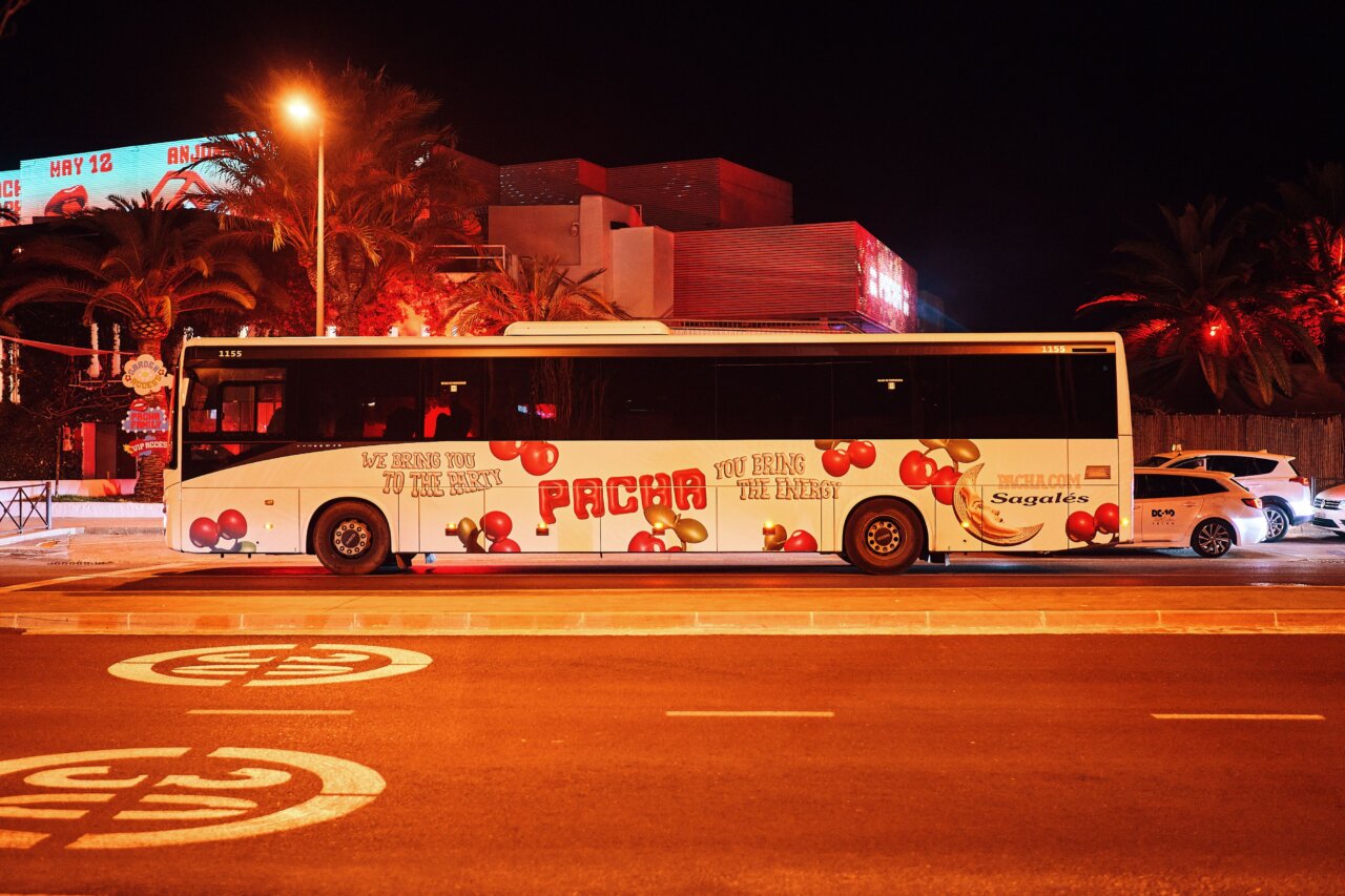 Autobus a Pacha Ibiza. Archivo