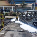 Bomberos de Ibiza apagando el incendio del vehículo en el aeropuerto. Bomberos de ibiza