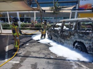 Bomberos de Ibiza apagando el incendio del vehículo en el aeropuerto. Bomberos de ibiza