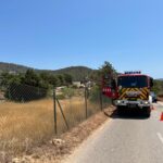 Bomberos en la zona del incendio de Cala Jondal