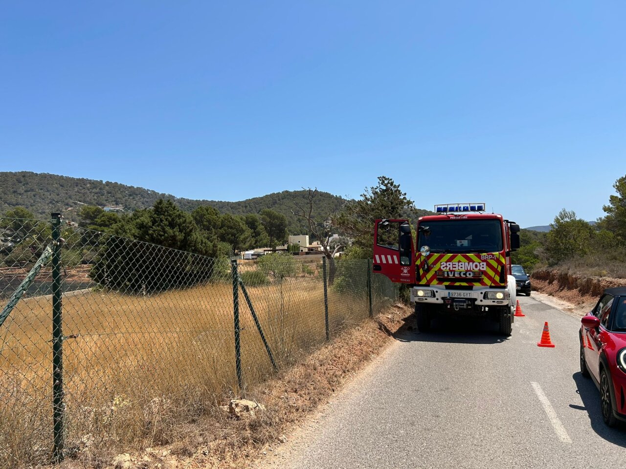 Bomberos en la zona del incendio de Cala Jondal