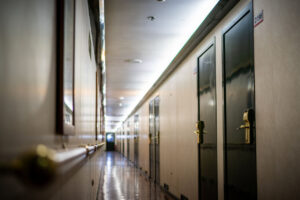 Pasillo interno del Ciudad de Granada. Fotos de Trasmed.