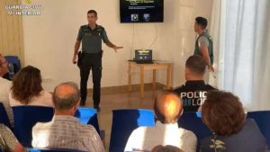 Charla de la Guardia Civil a adultos mayores.
