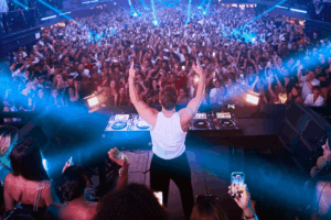 David Guetta durante la primera fiesta de su residencia Galactic Circus. David Guetta