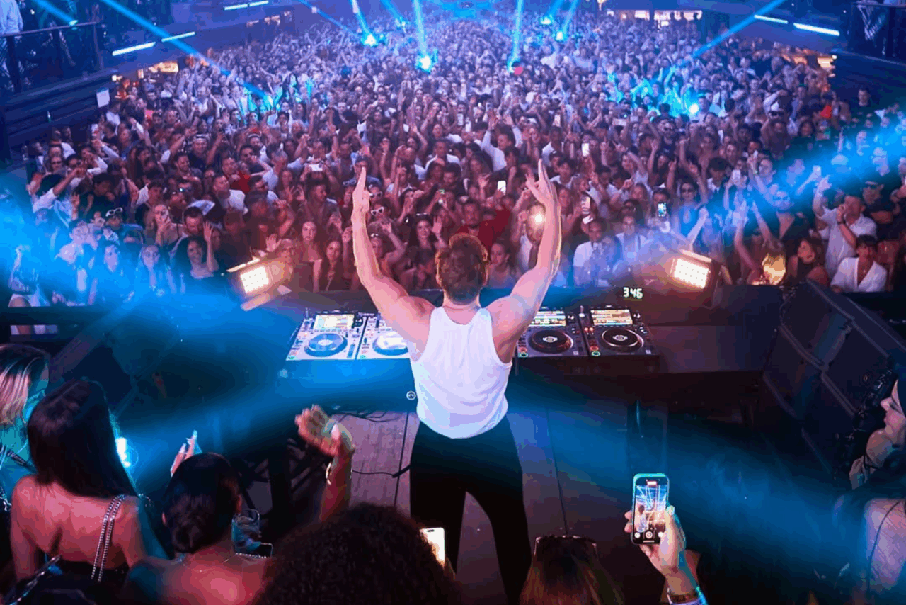 David Guetta durante la primera fiesta de su residencia Galactic Circus. David Guetta