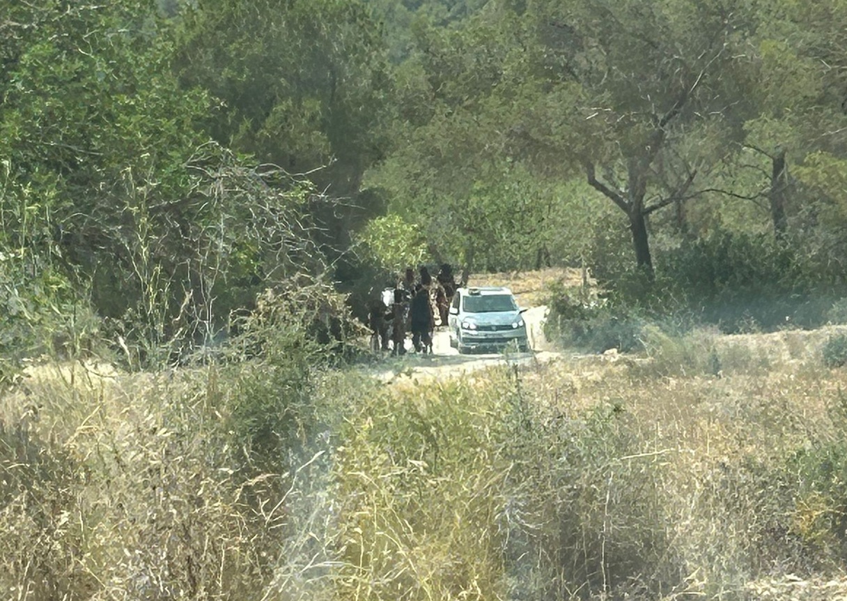 Decenas de personas de seguridad controlan el acceso a la villa de lujo Decenas de personas de seguridad controlan el acceso a la villa de lujo