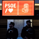 Dos policías controlan la calle Ferraz, donde se encuentra la sede del PSOE, a 25 de abril de 2024, en Madrid (España). La Policía Nacional ha desplegado un dispositivo de seguridad sensiblemente