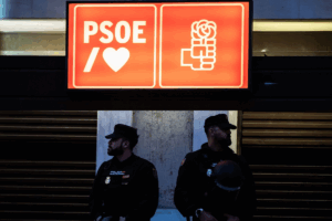 Dos policías controlan la calle Ferraz, donde se encuentra la sede del PSOE, a 25 de abril de 2024, en Madrid (España). La Policía Nacional ha desplegado un dispositivo de seguridad sensiblemente