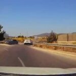 El espectacular choque del Mercedes de alquiler en una rotonda de Ibiza