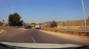 El espectacular choque del Mercedes de alquiler en una rotonda de Ibiza