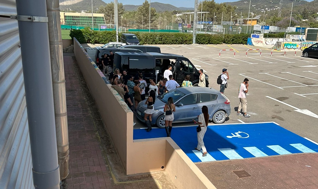 El 'meeting point' establecido en el Polideportivo de Can Guerxo El 'meeting point' establecido en el Polideportivo de Can Guerxo