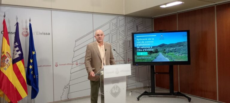 El presidente del Consell Insular, Vicent Marí, ha dado una rueda de prensa por la entrada en vigor de la ley de limitación de vehículos