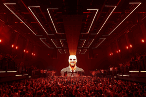 Fisher durante el opening party de su residencia en [UNVRS] (Foto Yann Pissenem)