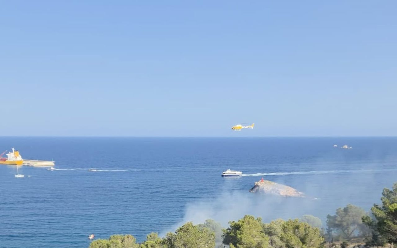 Intervención de helicópteros tras incendio en es soto