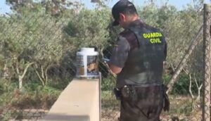 La Guardia Civil interviene las pastillas abandonadas (imagen IB3)