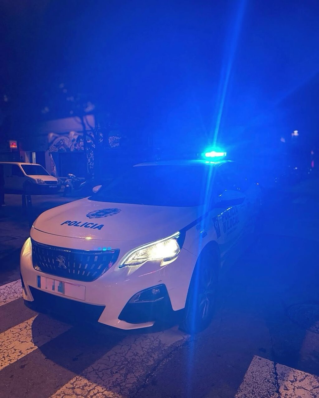 La Policía local detiene a un taxi pirada