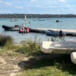La barca de la empresa encargada del balizamiento amarrada en el pantalán de s’Estany des Peix