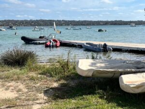 La barca de la empresa encargada del balizamiento amarrada en el pantalán de s’Estany des Peix