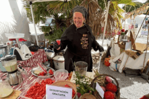 La chef Marga Orell cocinando una degustaci&oacute;n gratuita (1)