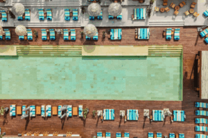 La piscina de 50 metros de OKU Ibiza, bajo la mirada de Missoni