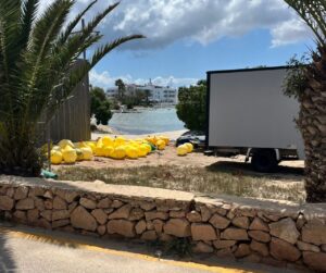 Las boyas del balizamiento almacenadas en la Escuela de Vela Municipal