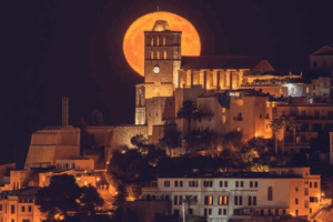 Luna de Fresa sobre Ibiza en 2023. Fotografía de José Antonio Hervás
