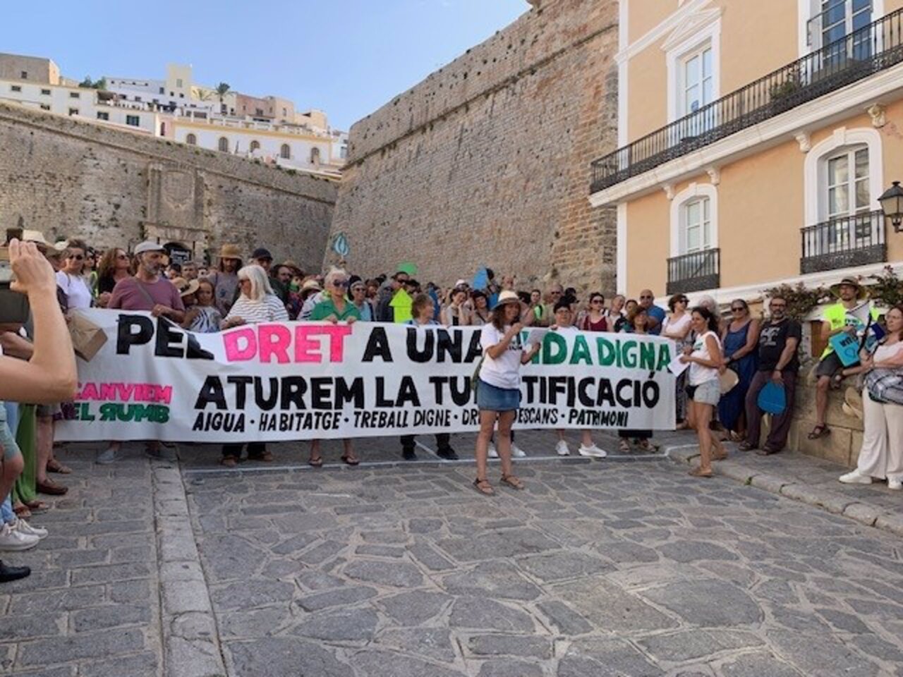 Más de 300 personas reclaman en Ibiza el derecho a 