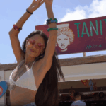 Mujer bailando en Tanit Beach Ibiza. Archivo.