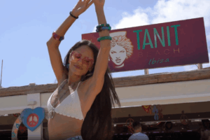 Mujer bailando en Tanit Beach Ibiza. Archivo.