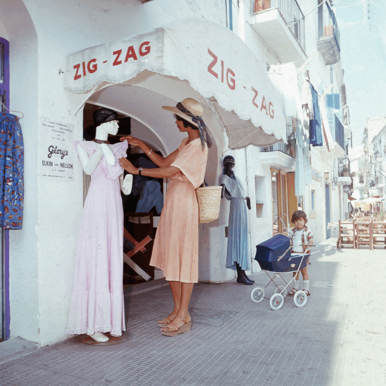 Mujer viendo ropa en tienda Zig Zag, Ibiza 1976. Fotografía de Walter Rudolph Mujer viendo ropa en tienda Zig Zag, Ibiza 1976. Fotografía de Walter Rudolph