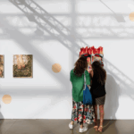 Mujeres observan una pintura en CAN Ibiza Art Fair. Archivo.