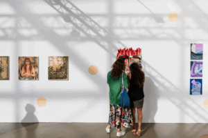 Mujeres observan una pintura en CAN Ibiza Art Fair. Archivo.
