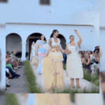 Natalia Martínez Nieto, ganadora de Futur Adlib 2025, saluda al público tras presentar su colección “Balearic”