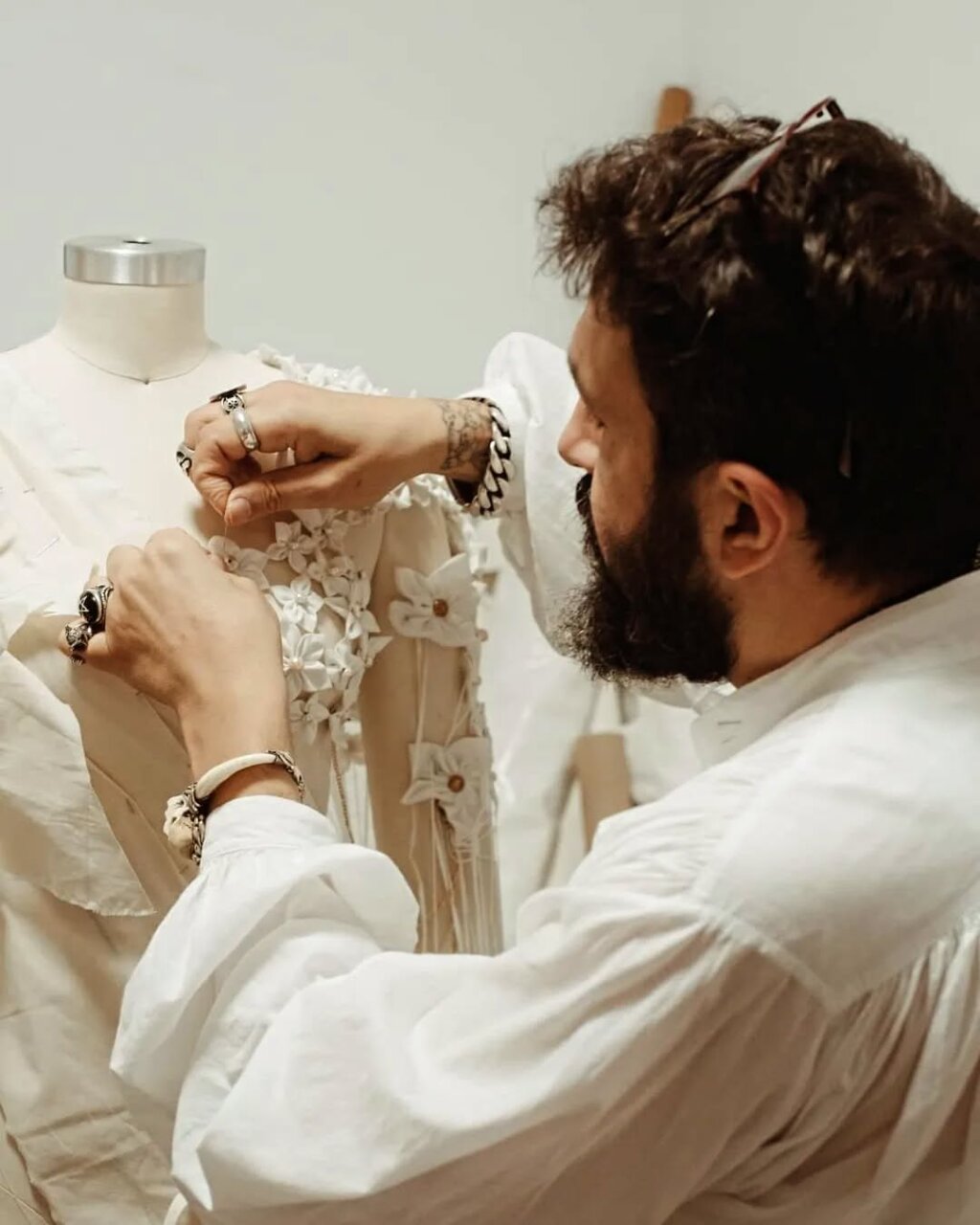 No todo es postureo..... oh siseguiremos ejerciendo creando en la sombra y discreción de nuestro atelier #artesaniahechamoda #handmade