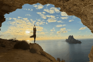 Persona realizando yoga. Archivo