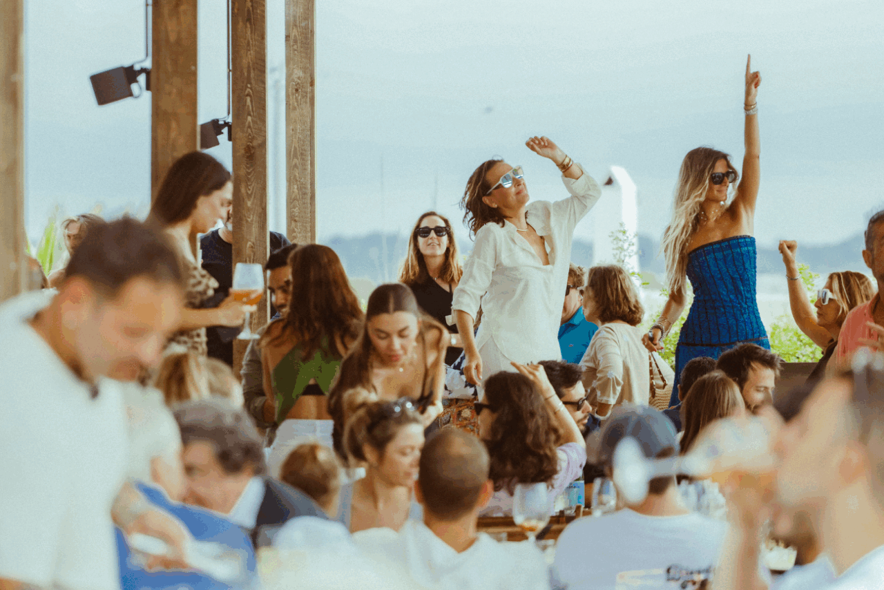 Personas disfrutando en Cala Duo. Archivo