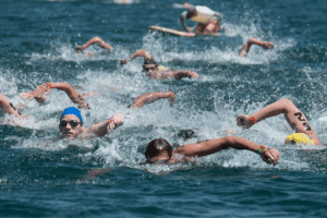 Personas nadando en una competici&oacute;n. Archivo