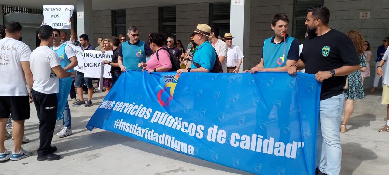 Reclamo por insularidad digna en la puerta del edificio judicial Reclamo por