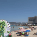 Turistas en una playa de Ibiza en plena temporada.