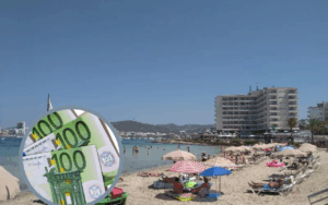 Turistas en una playa de Ibiza en plena temporada.