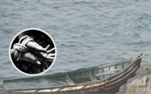 Patera en el mar, y manos atadas.