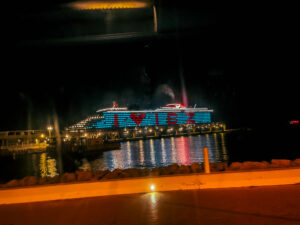 El Valiant Lady de Virgin Voyages en Ibiza.