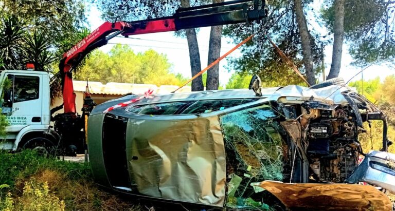El vehículo destrozado, pero con el habitáculo inteacto.