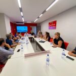 Momento de la reunión entre Marí Bosó y Jerez, del PP, y Cámara de Comercio y afectados por el deslinde de Costas.